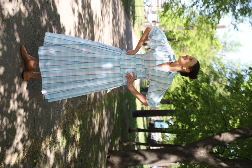 Костюм з спідницею в блакитну  клітинку  фото