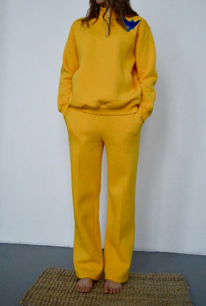 YELLOW SWEATSHIRT photo